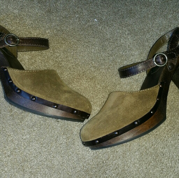 Shoes - Picture 2 of 5